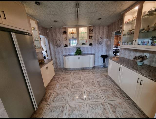 6 BEDROOM HOUSE FOR SALE IN LINMEYER